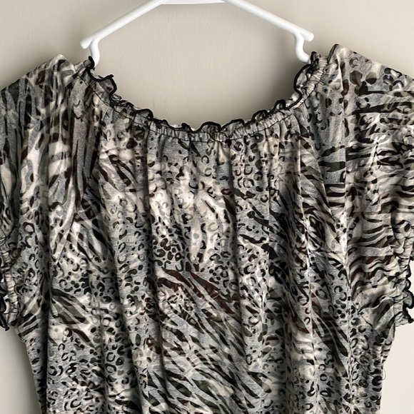 Kim Rogers Ruffle trim neck & sleeve Animal Print burnout top- Large - Picture 6 of 10